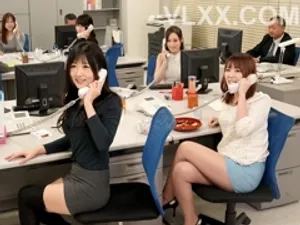 Cô bạn gái dễ thương và ngoan ngoãn này có chút ngại ngùng trước ống kính...