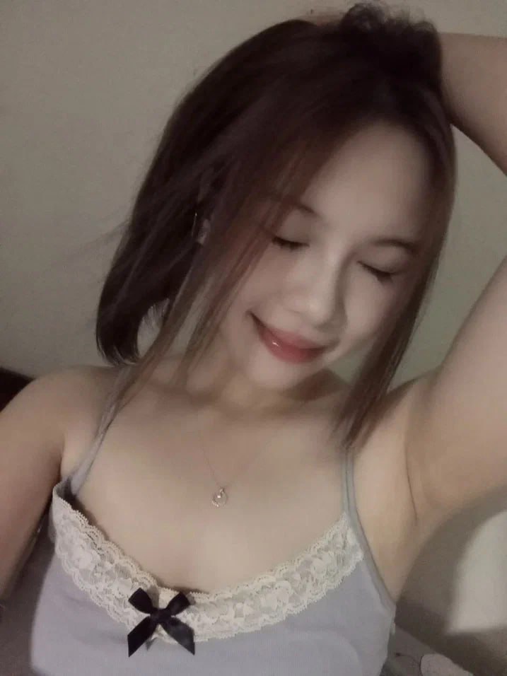 Một cô gái có ngoại hình ưa nhìn đang thủ dâm bằng một quả trứng rung trên ghế. Cận cảnh âm hộ rung lên khi đạt cực khoái và phun trào. Thật là hấp dẫn. Đừng bỏ lỡ nếu bạn thích nó.
